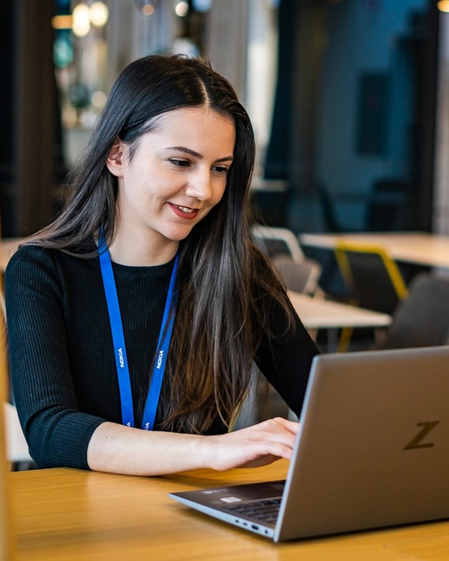 Pracownica drukarni sprawdza i akceptuje gotową wycenę na laptopie